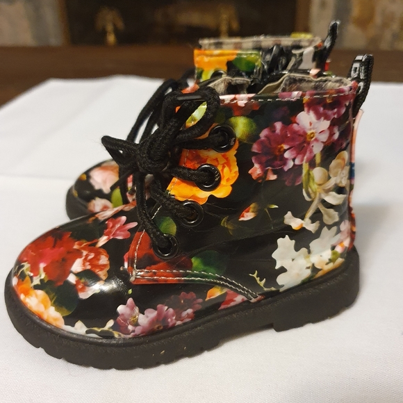 Doc Marten-like floral patent leather boots - Picture 5 of 5